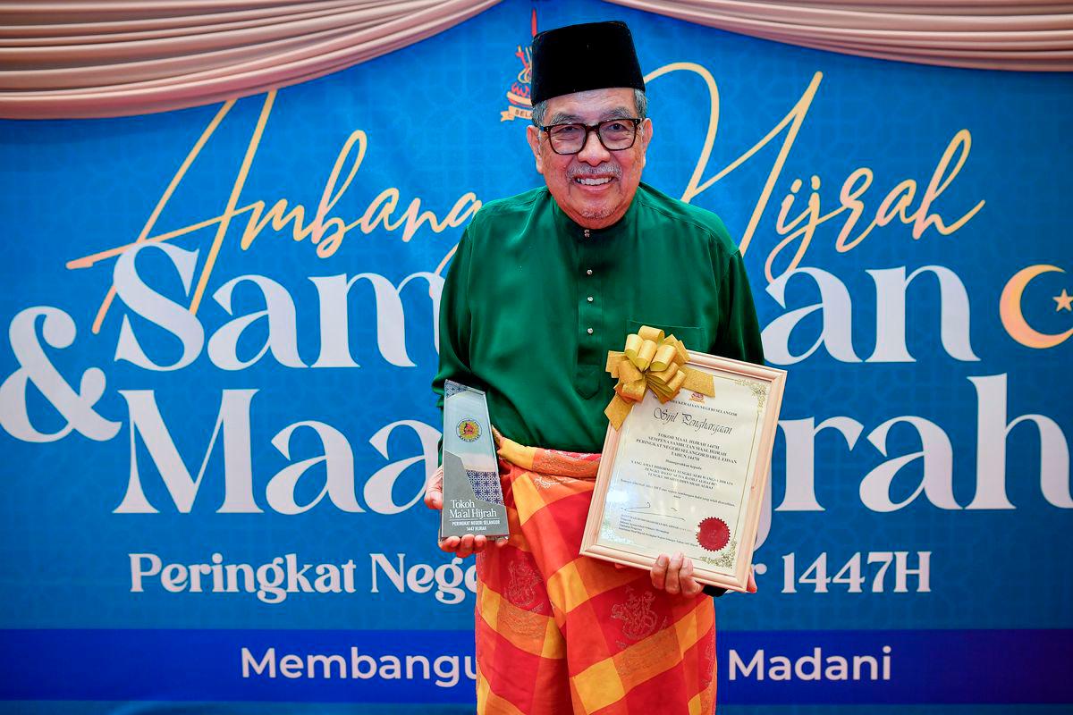 Tengku Datuk Ramli Tengku Shahruddin Shah bergambar bersama sijil dan trofi selepas dianugerahkan sebagai Tokoh Maal Hijrah 1447H sempena Ambang Hijrah dan Sambutan Maal Hijrah Peringkat Negeri Selangor 1447H yang bertemakan “Membangun Ummah MADANI” di Dewan Syarahan dan Muzakarah Islam Masjid Sultan Salahuddin Abdul Aziz Shah, Shah Alam semalam - BERNAMA