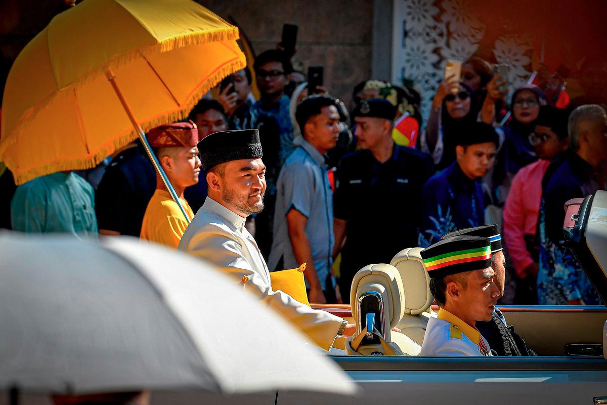 The Raja Muda of Selangor, Tengku Amir Shah Sultan Sharafuddin Idris Shah, graciously consented to be paraded in the royal Rolls Royce A1 during the Royal Wedding Procession Ceremony of the Raja Muda of Selangor this morning. – BERNAMA