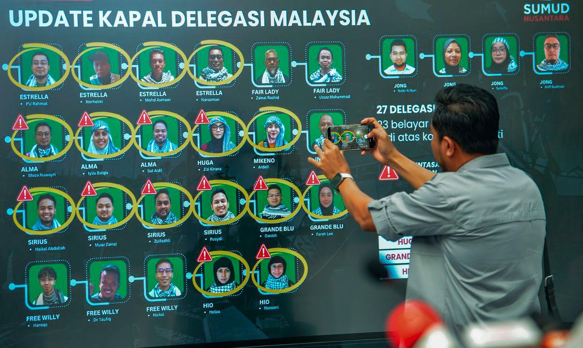 Media personnel monitor the live Closed-Circuit Television (CCTV) feed of the Global Sumud Flotilla (GSF) voyage to update the latest information on Malaysians who were intercepted and have lost contact while en route to Gaza, at the Sumud Nusantara Command Centre (SNCC) on Thursday (October 2) - BERNAMAPIX