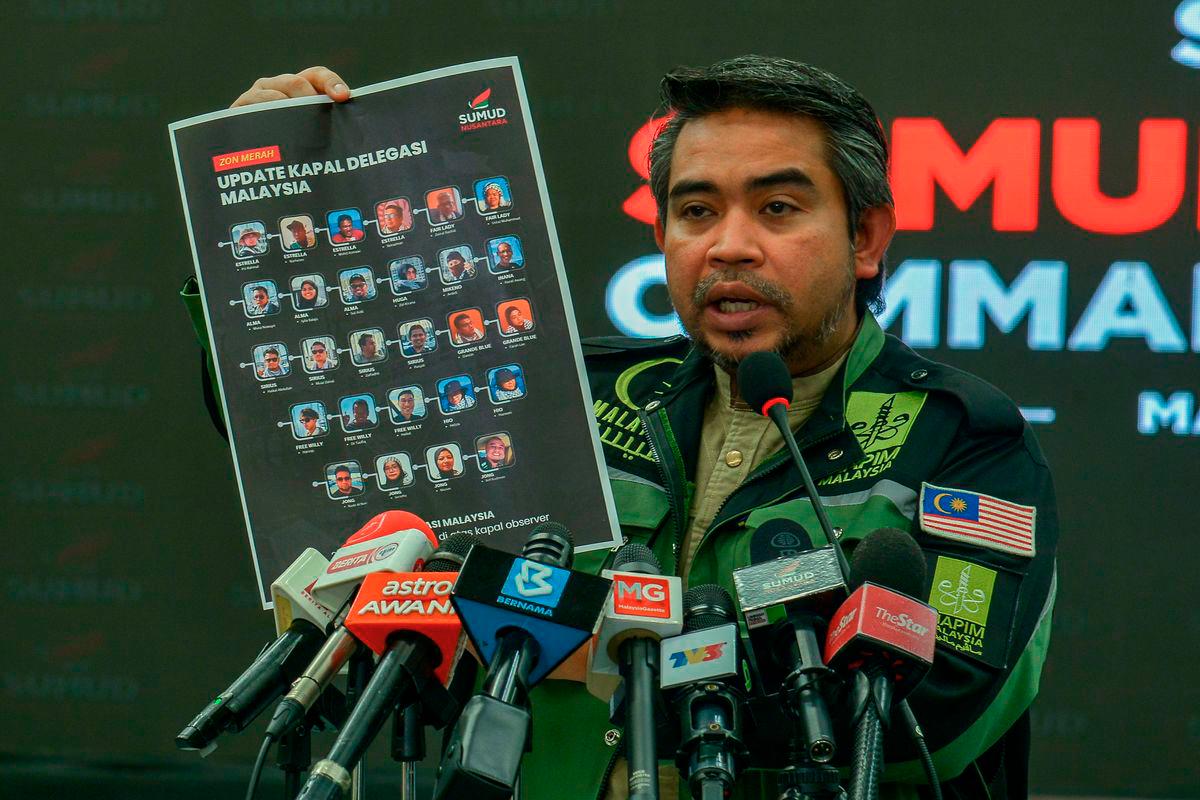 Chief Executive Officer of the Malaysian Consultative Council of Islamic Organisations (MAPIM), Datuk Dr Ahmad Sani Araby Al-Kaher, shows a poster of the Malaysians detained while participating in the Global Sumud Flotilla (GSF) mission during a press conference at the Sumud Nusantara Command Centre (SNCC) today. – BERNAMA