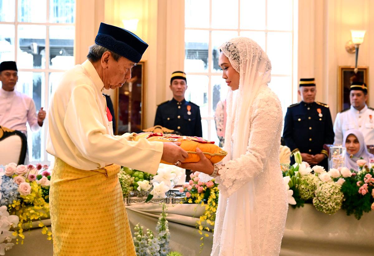Sultan Selangor Sultan Sharafuddin Idris Shah berkenan mengurniakan Darjah Kebesaran Kelas Pertama Seri Paduka Mahkota Selangor (S.P.M.S) yang membawa gelaran Datin Paduka Seri kepada Cik Afzaa Fadini Abdul Aziz setelah beliau sempurna diijabkabulkan dengan Raja Muda Selangor Tengku Amir Shah di Masjid Istana Diraja, Istana Alam Shah, hari ini - fotoBERNAMA