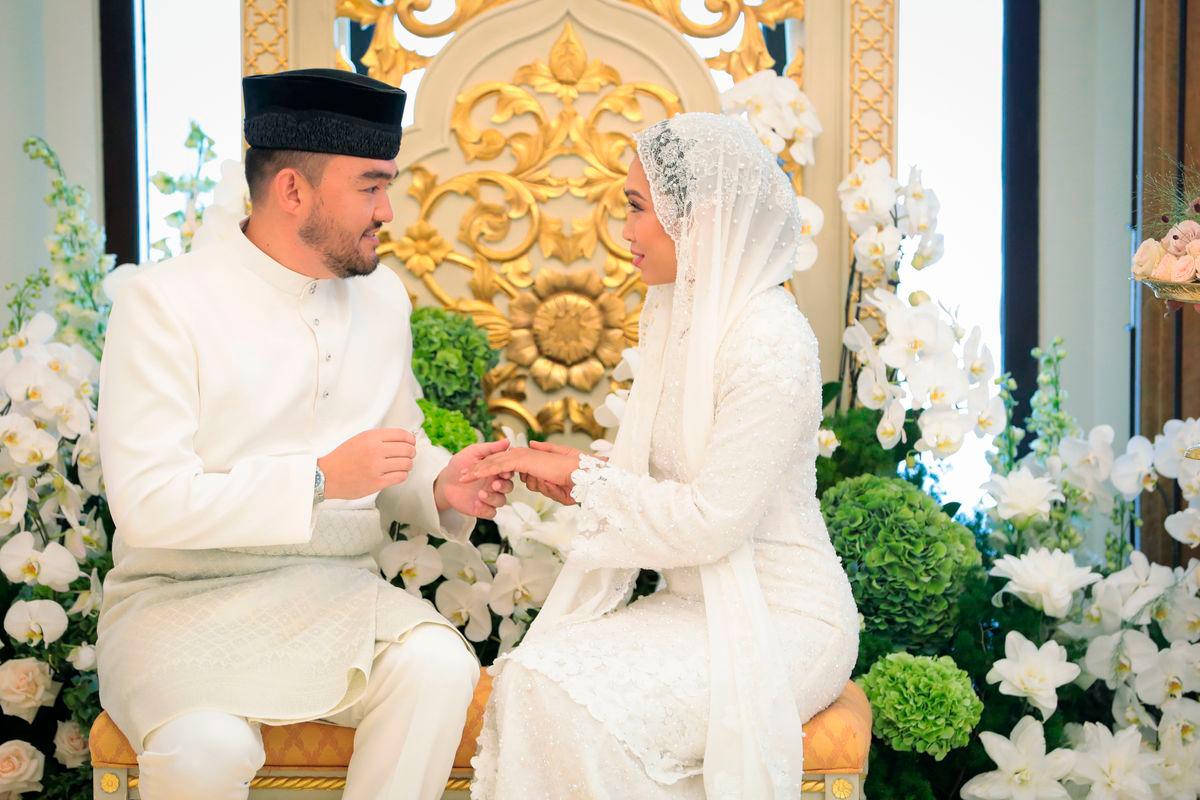 Pasangan Diraja Raja Muda Selangor Tengku Amir Shah dan Datin Paduka Seri Afzaa Fadini Abdul Aziz selamat diijabkabulkan pada Istiadat Pernikahan Raja Muda Selangor di Istana Alam Shah, Klang hari ini- BERNAMA
