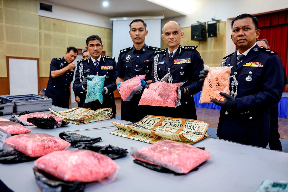 Ketua Polis Selangor, Datuk Shazeli Kahar, menunjukkan sebahagian barangan rampasan pada sidang media mengenai kejayaan menumpaskan sindiket dadah bernilai RM8.4 juta di sekitar KLIA, Sabak Bernam dan Kajang, di Mes Pegawai Kanan Polis, Ibu Pejabat Polis Kontinjen Selangor, hari ini - fotoBERNAMA
