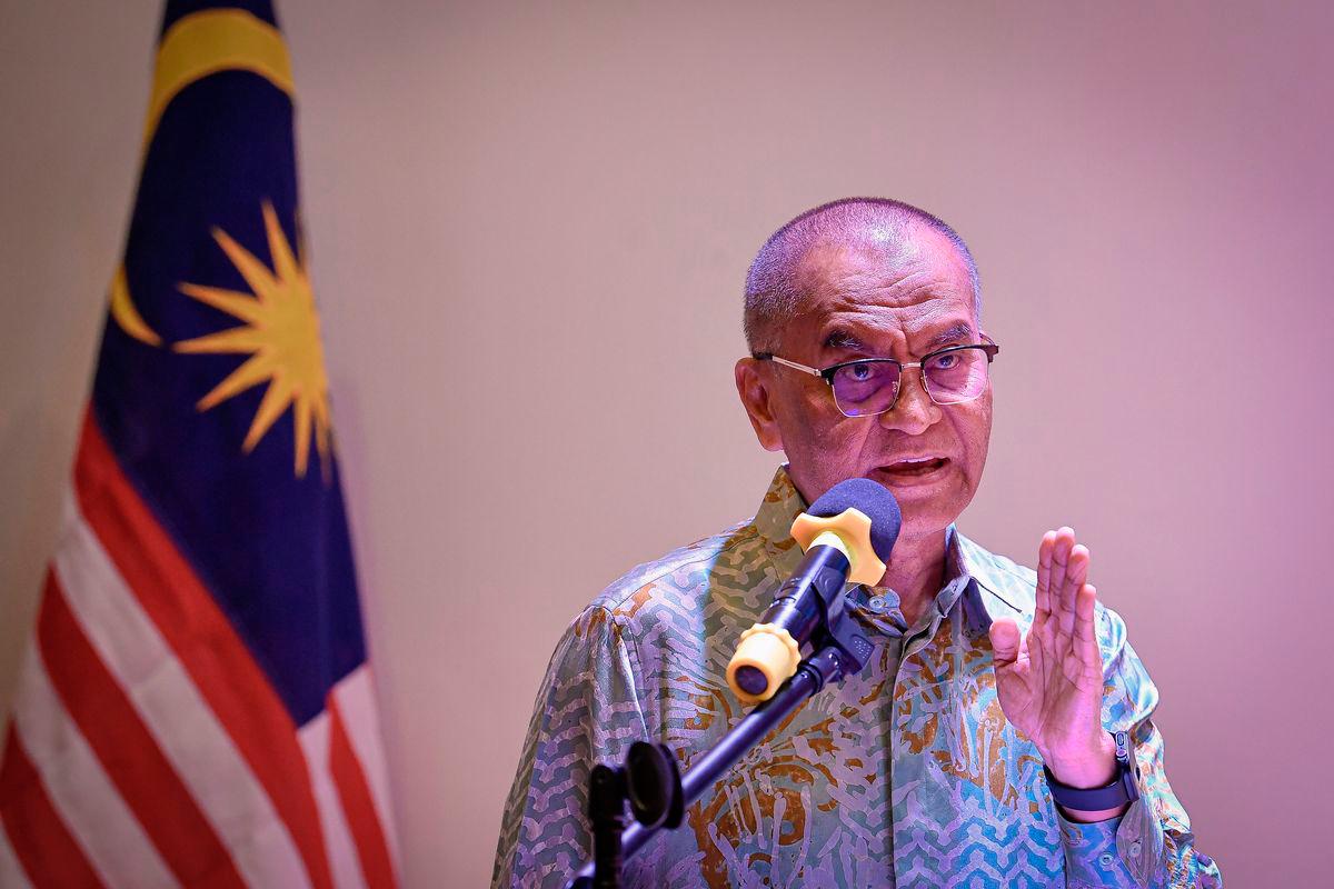 Menteri Kesihatan, Datuk Seri Dr Dzulkefly Ahmad, berucap pada Sambutan dan Seminar Hari Keselamatan dan Kesihatan Pekerjaan Kementerian Kesihatan Malaysia Peringkat Kebangsaan 2025 di Institut Kesihatan Negara, Setia Alam, hari ini - fotoBERNAMA