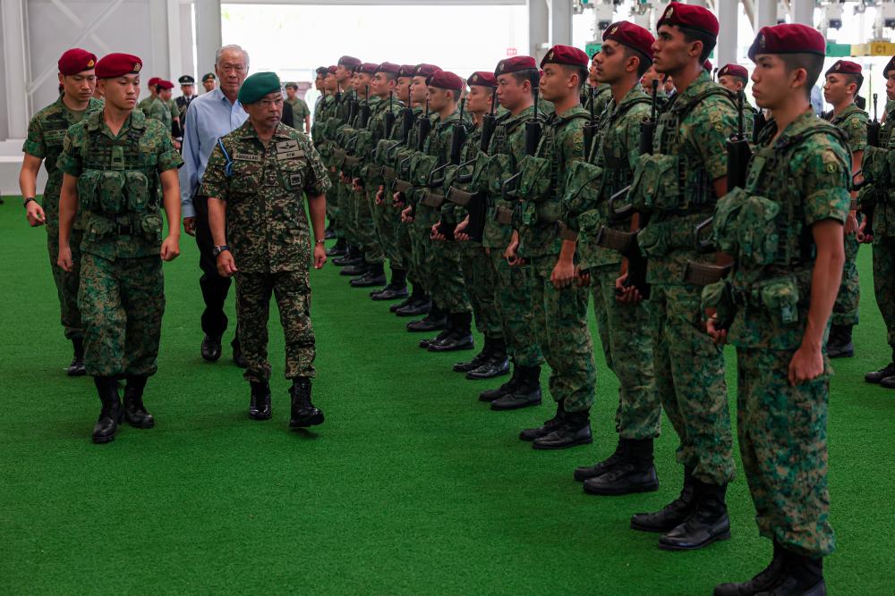 Yang di-Pertuan Agong Al-Sultan Abdullah Ri’ayatuddin Al-Mustafa Billah Shah berkenan memeriksa kawalan perbarisan ketika mengadakan lawatan ke Institut Latihan Komando, Kem Pasir Ris, Singapura pada Okt 27 2022. - BERNAMA