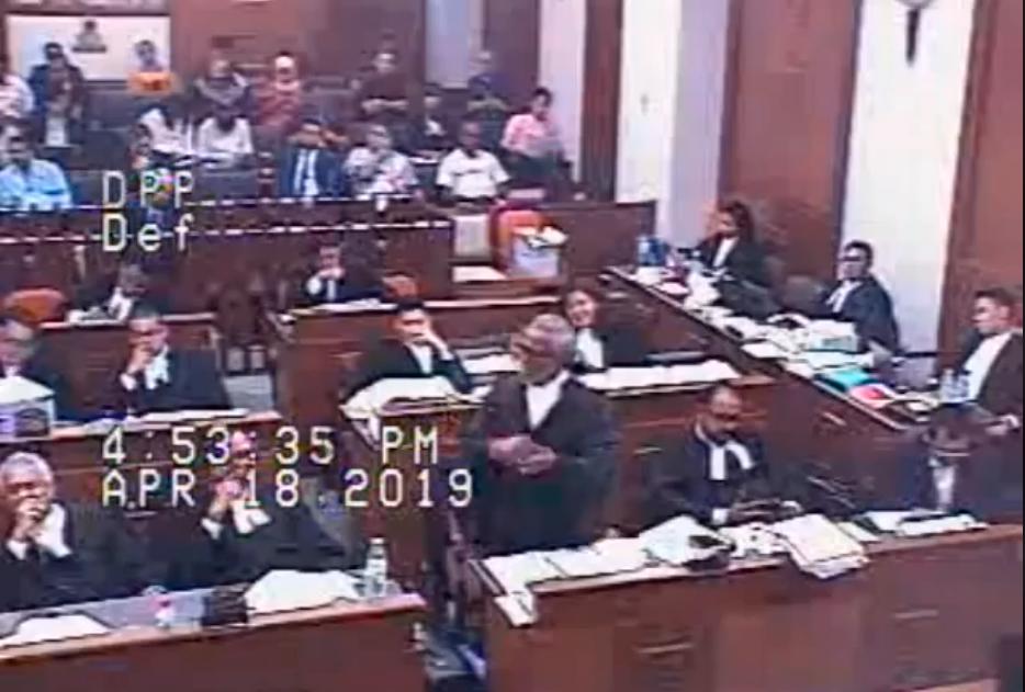 Screenshot of the video recording of Najib’s defence counsel, Tan Sri Muhammad Shafee Abdullah questioning a witness.