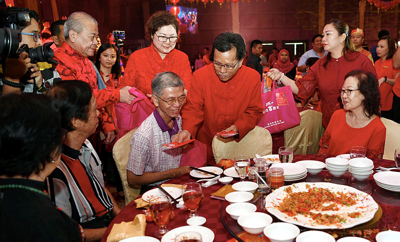 Sabah Chief Minister Datuk Seri Mohd Shafie Apdal greets guests during the state-level Chinese New Year celebration at Hakka Hall, on Feb 5, 2019. — Bernama