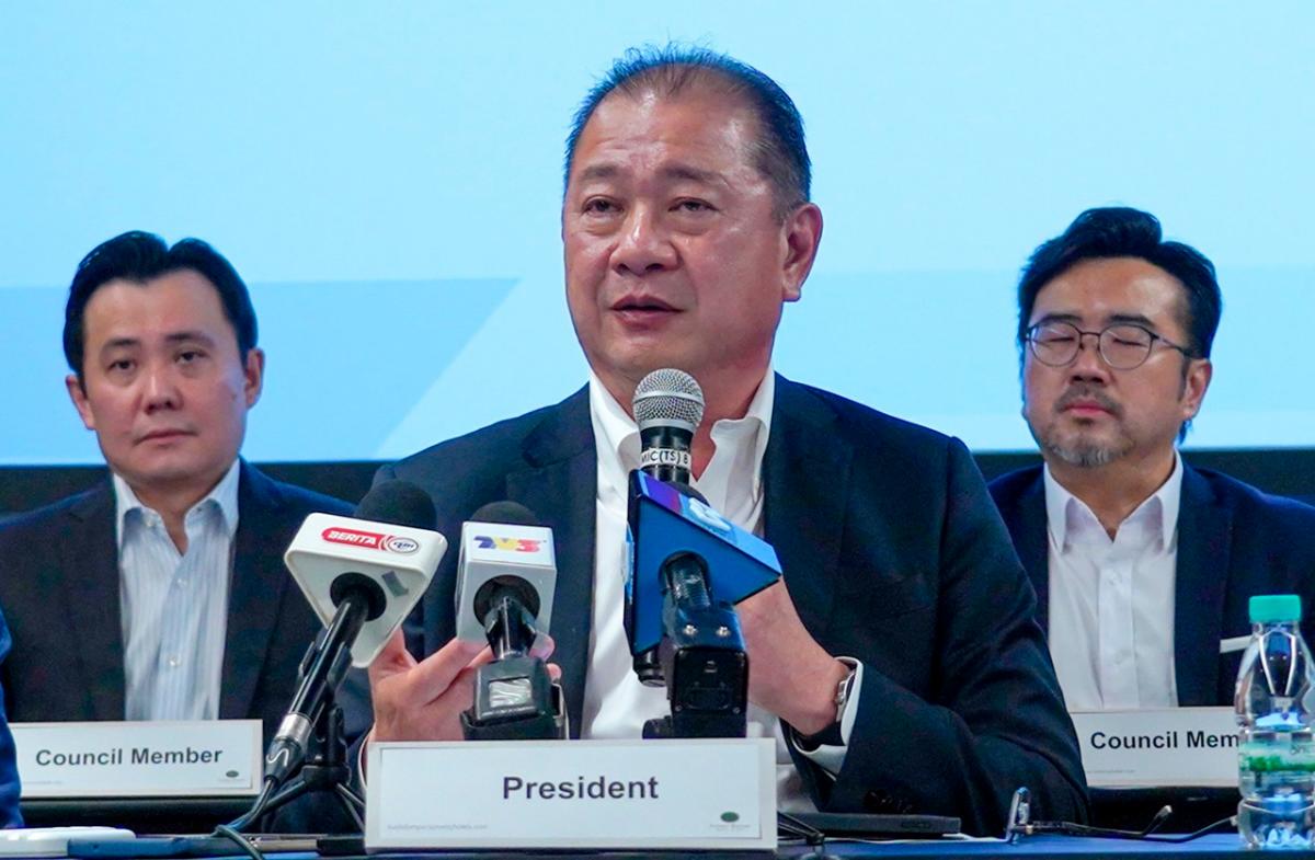 Mohd Shamsol speaking at Malaysian Automotive Association’s press conference to review the performance of motor traders and manufacturers for the first half of 2025. – AMIRUL SYAFIQ/THESUN