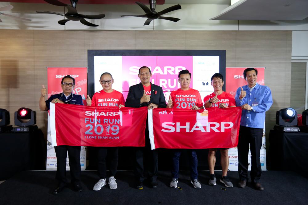 Mohd Khairuddin (third from left) with Ting at the launch of the fun run.