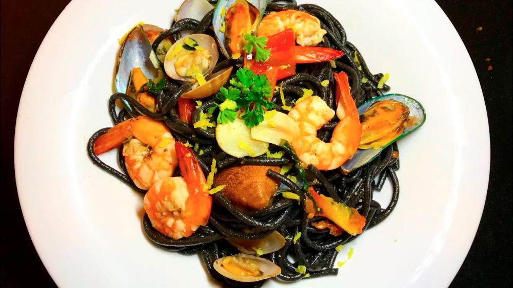 $!Squid ink pasta does not stain your teeth and comes off easily. – PIC FROM YOUTUBE @SHEILA MARIE’S KITCHEN