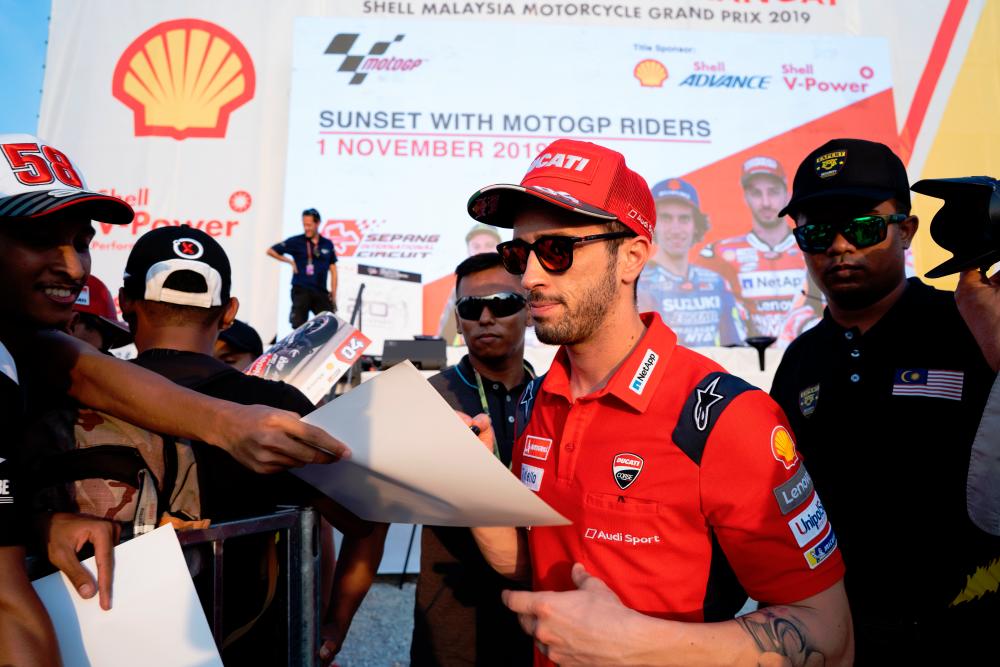 $!MotoGP fans awesome day with Shell’s ‘Sunset at Hillstand’
