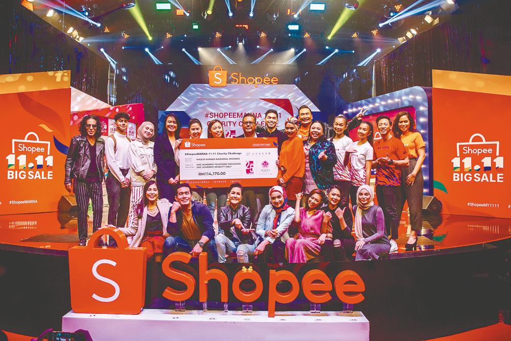 Sunway Medical Centre’s Business Development &amp; Corporate Communications director Dr Michelle Mah (fifth from left), Shopee’s assistant marketing manager Cherine Fong and celebrities presenting a mock cheque to MAKNA’s head of Corporate Collaborations Ahmad Hurais Mohd Hanafiah.