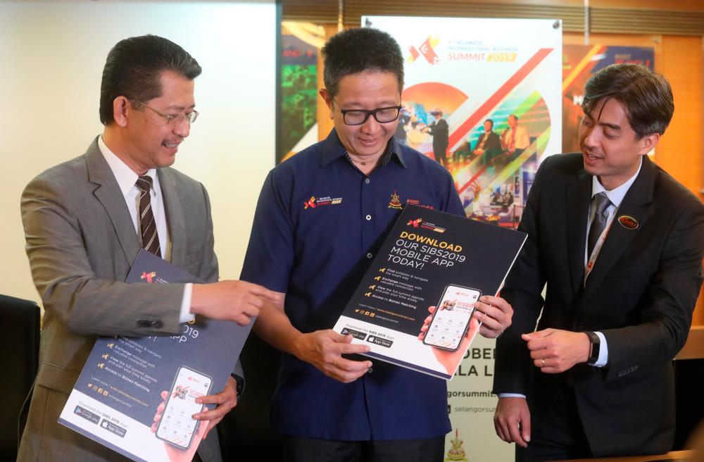 (From left) Invest Selangor Bhd CEO Datuk Hasan Azhari Idris, Teng and SIBS director Ahmad Khairo Othman at the launch of the “SIBS 2019” mobile app.