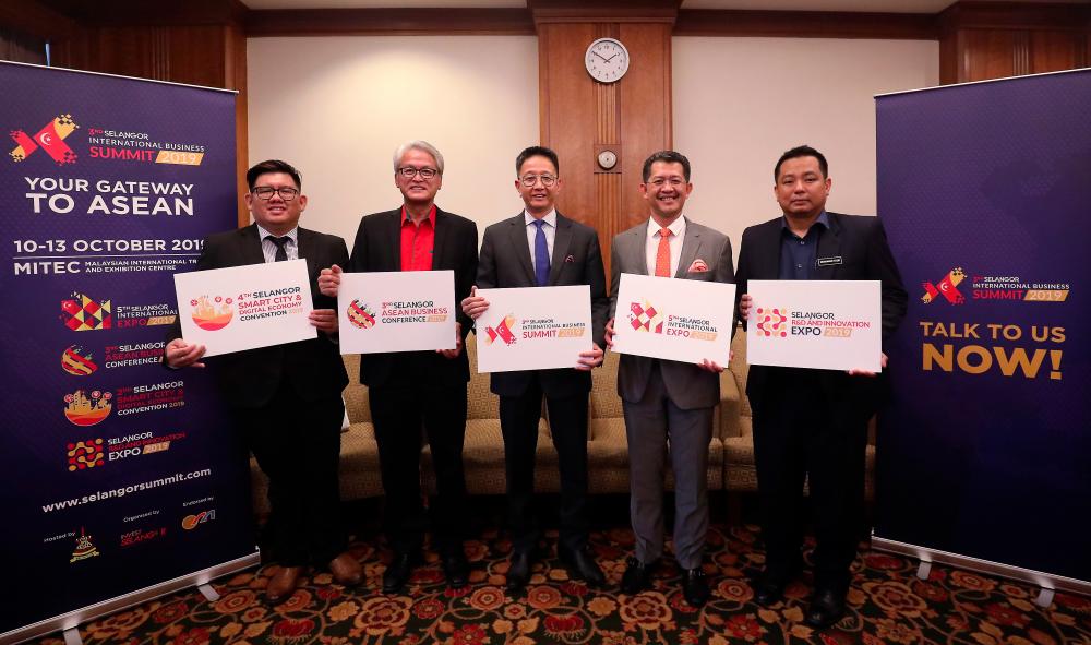 Teng (third from left) and Invest Selangor CEO Datuk Hasan Azhari Idris.