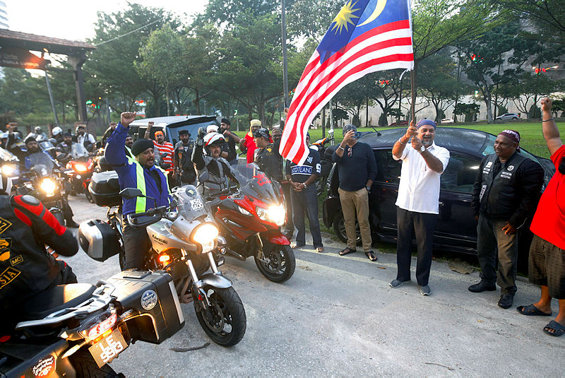 Communications and Multimedia Minister Gobind Singh Deo flags off the group of 16 Sikh bikers from the Santana Riderz Malaysia Club, on Sept 25, 2019. — Bernama