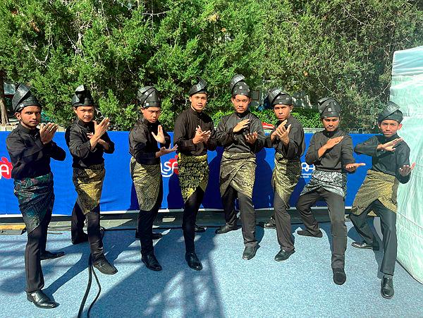 Malaysian silat performers in action! BERNAMAPIX