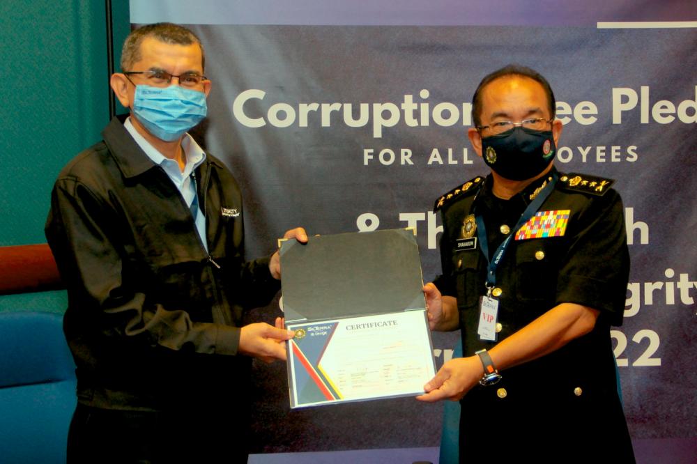 Syed Zainal (left) and Shaharom at the signing ceremony of the corruption-free pledge certificate in Kulim, Kedah on March 31.