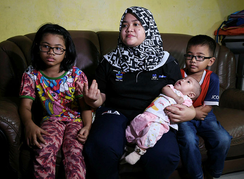 Nurul Ain Zakaria, with Nor Aurora Darmaya Amirul Amri, and Nur Ardiana Aqilah Mohd Fairus (L) and Muhamad Izz Darwisy (R) at their home, on Dec 31, 2018. — Bernama
