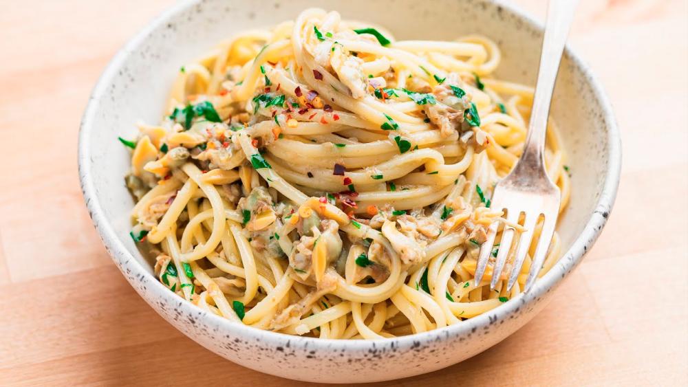 $!Classic pasta with garlic white wine sauce. – PIC FROM YOUTUBE @SIP AND FEAST