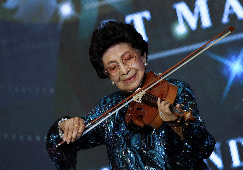 v Prime Minister’s wife Tun Dr Siti Hasmah Mohd Ali plays the violin at the SMK St Mary Alumni Club Gala Dinner, on July 6, 2019. — Bernama