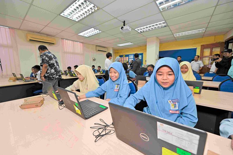 $!Students enjoying their classes at the newly upgraded design and technology lab at SK Methodist ACS Seremban.