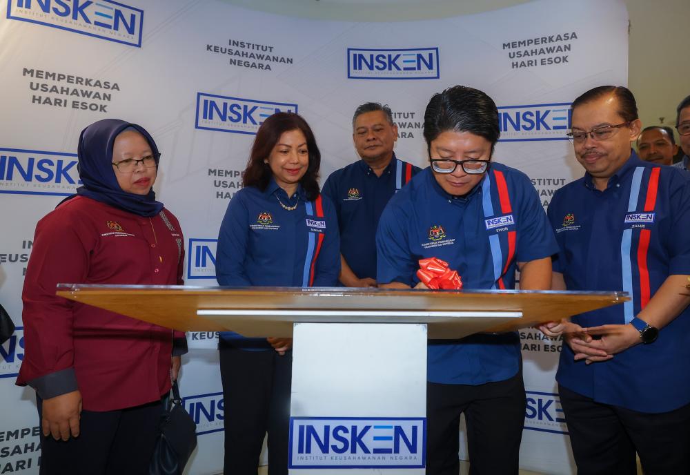 KUCHING, Oct 1 -- Minister of Entrepreneurship and Cooperatives Development Datuk Ewon Benedick (second, right) signs a plaque when officiating the Sarawak branch of the Institut Keusahawanan Negara Berhad (INSKEN), today. BERNAMAPIX