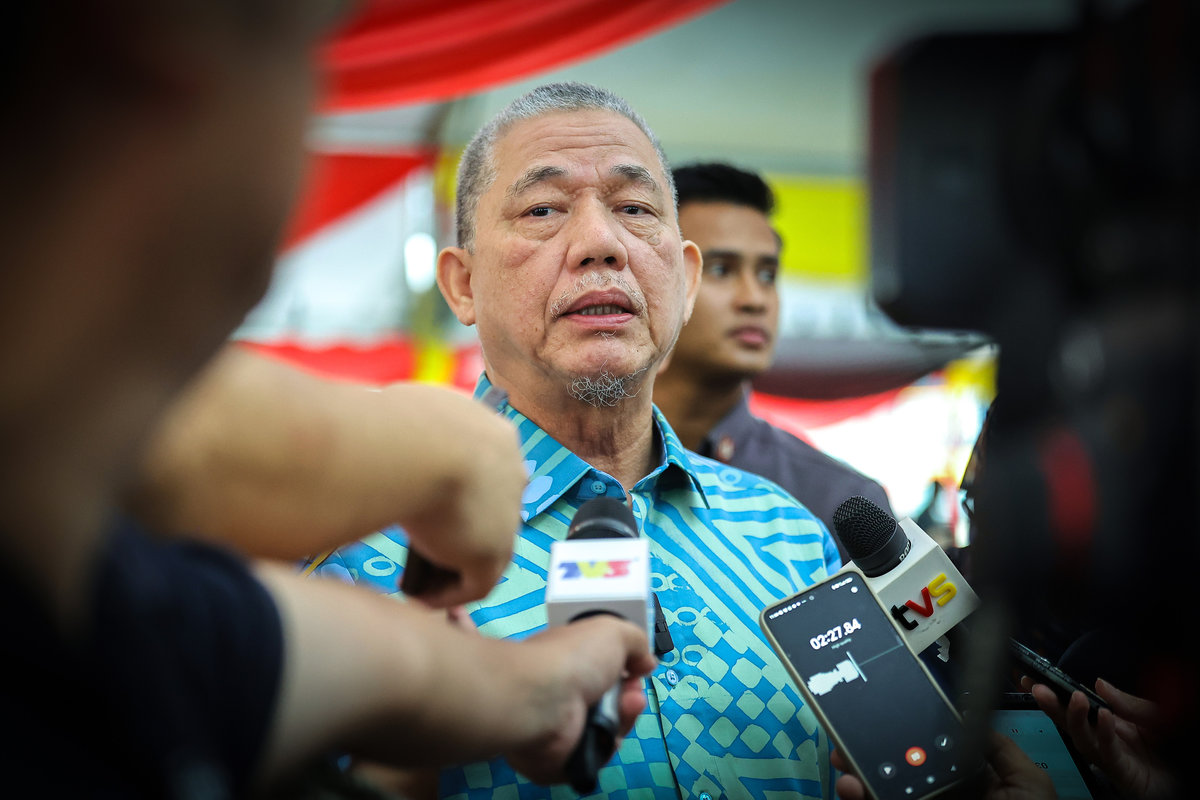 Deputy Prime Minister Datuk Seri Fadillah Yusof speaks to reporters after officiating the Kuching branch of He Medical Clinic and the Men’s Health Exhibition today. – BERNAMA