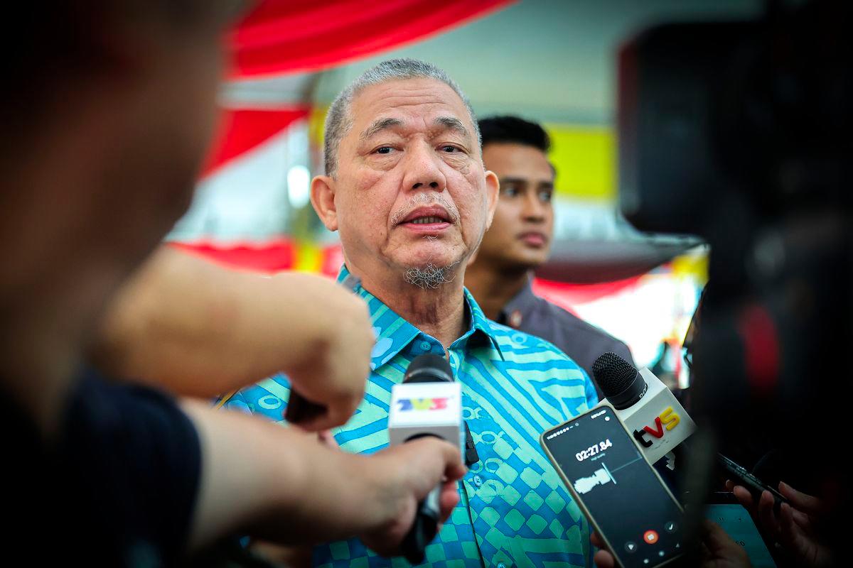 Timbalan Perdana Menteri Datuk Seri Fadillah Yusof bercakap kepada pemberita selepas merasmikan He Medical Clinic cawangan Kuching dan Pameran Kesihatan Lelaki hari ini. - fotoBERNAMA