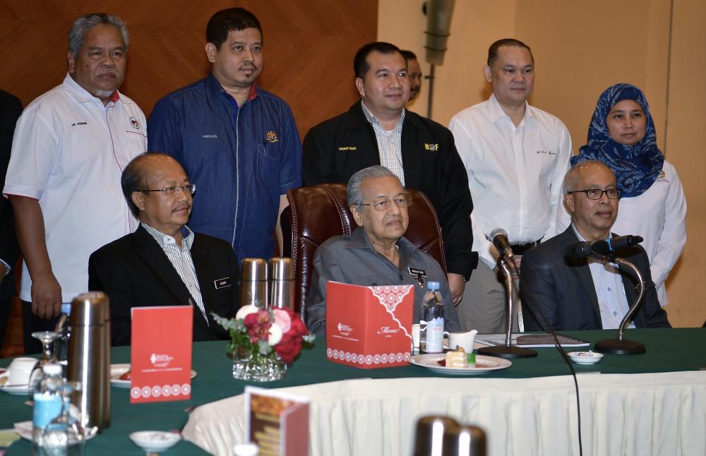 Prime Minister Tun Dr Mahathir Mohamad attends a briefing on the Development of the Federal Development Project in Sarawak, on Dec 2, 2018. — Bernama
