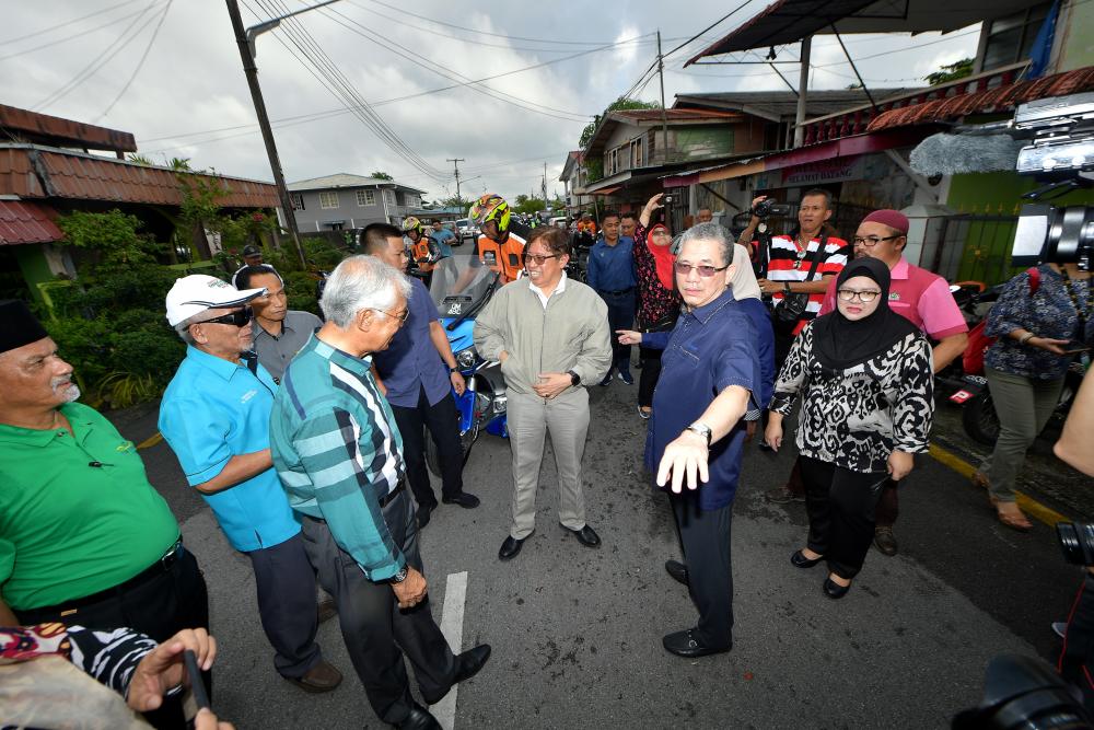 Sarawak Chief Minister Datuk Patinggi Abang Johari Tun Openg (C) visits villagers at the launch of the Samariang Fiesta at Kampung Lintang, on Jan 5, 2019. — Bernama