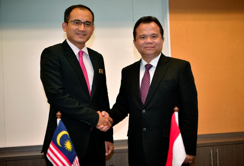 Immigration director-general Datuk Khairul Dzaimee Daud (L) with Indonesian Directorate General of Immigration Rony Frenky Sompie after a bilateral meeting on Nov 5, 2019. — Bernama