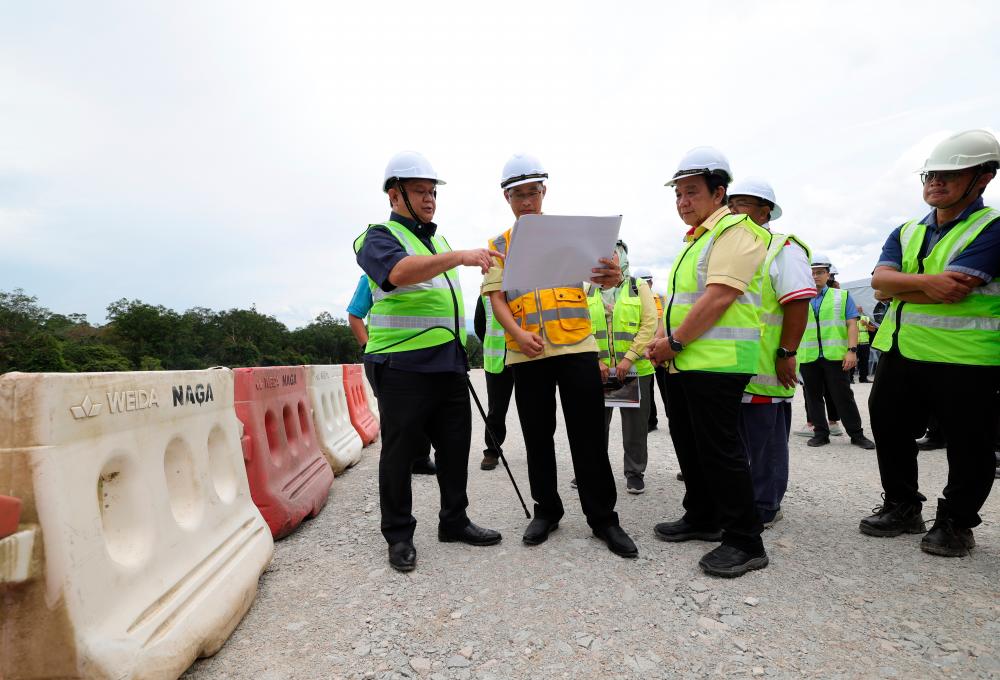 SRI AMAN, 6 Feb -- Menteri Kerja Raya Datuk Seri Alexander Nanta Linggi (kiri) melawat tapak pembinaan Lebuh Raya Pan Borneo Seksyen Bukit Begunan, Sri Aman, hari ini.-- fotoBERNAMA