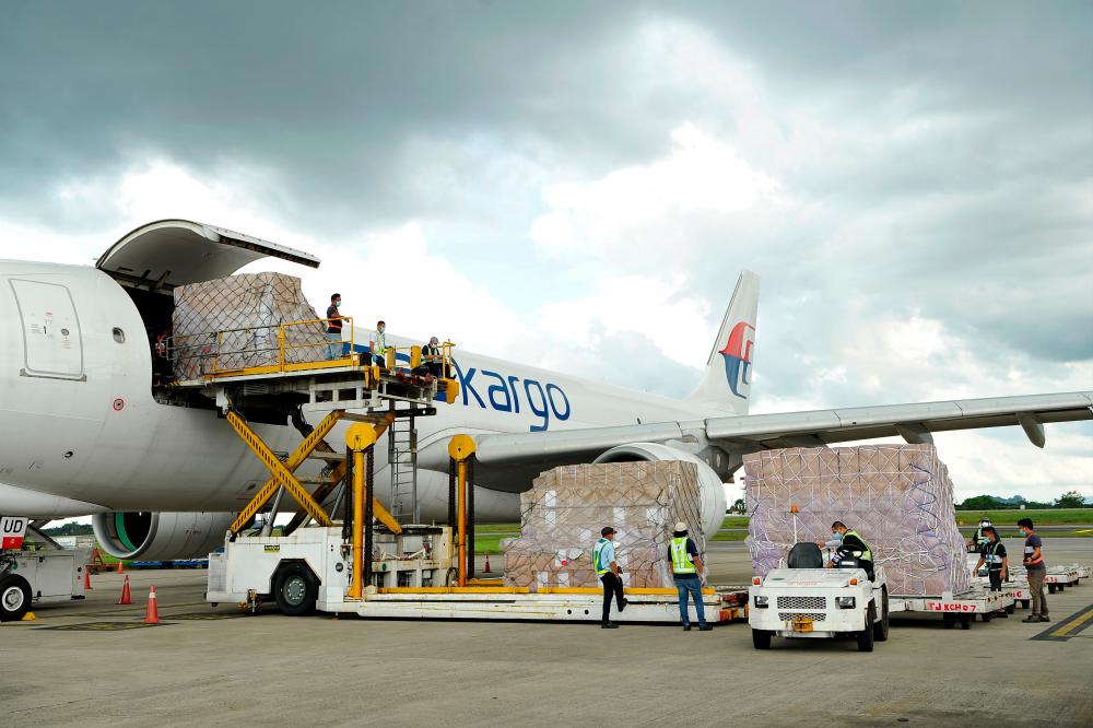 A total of 900,000 face masks arrived in Sarawak today via a special MASkargo flight from Shanghai, China for medical use throughout the state. - Bernama