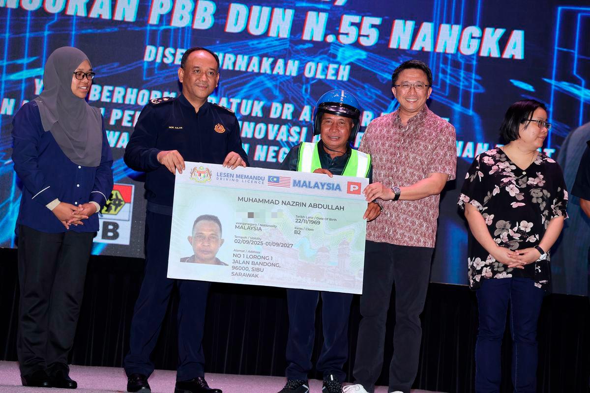 The Political Secretary to the Premier of Sarawak, Sayed Azmee Wan Junaidi, presented a replica of the Probationary Driving Licence (Class B2) to the oldest male participant in the MyLesen Class B2 Driving Licence Assistance Programme for the Nangka State Legislative Assembly (DUN) 2025, Mohammad Nazrin Abdullah, 56, at the Universiti Teknologi Sarawak (UTS) Sibu Hall today. Sayed Azmee represented the Nangka Assemblyman and Deputy Minister of Education, Innovation, and Talent Development of Sarawak, Datuk Dr. Annuar Rapaee. Also present was the Deputy Director of the Road Transport Department (JPJ) Sarawak, Nor Azlan Ibrahim (second from left). A total of 1,114 participants, mostly from the B40 group, took part in the programme. - BERNAMA