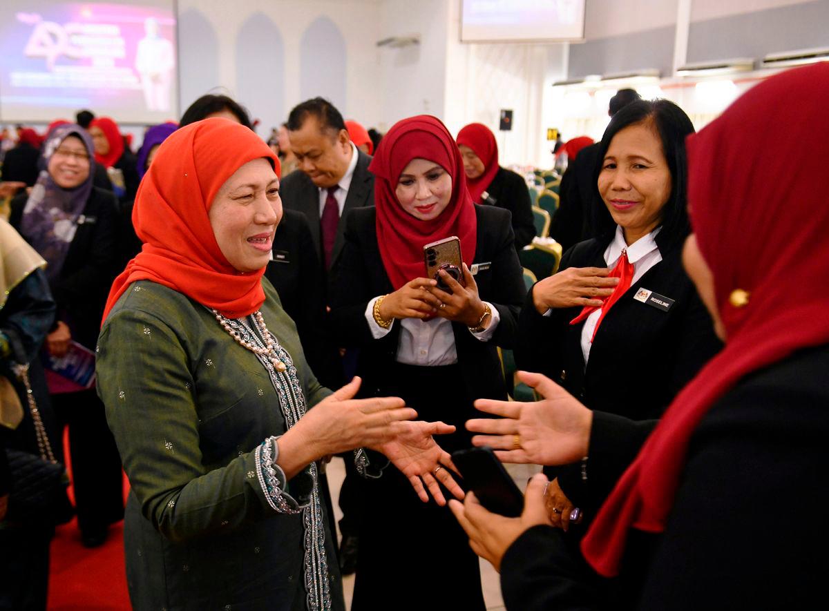 Menteri Pembangunan Wanita, Keluarga dan Masyarakat Datuk Seri Nancy Shukri beramah mesra bersama kakitangan Pejabat Pendidikan Daerah (PPD) Kuching semasa menghadiri Majlis Perasmian dan Penyampaian Sijil Anugerah Perkhidmatan Cemerlang (APC) 2024 Pejabat Pendidikan Kuching di Dewan HIKMAH Kuching, hari ini- BERNAMA