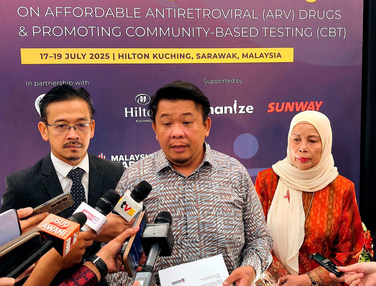 Timbalan Menteri Kesihatan Datuk Lukanisman Awang Sauni (tengah) ditemui pemberita selepas hadir pada Majlis Perasmian “ASEAN Regional Dialogue on Affordable Antiretroviral (ARV) Drugs and Promoting Community-Based Testing (CBT)” hari ini- BERNAMA