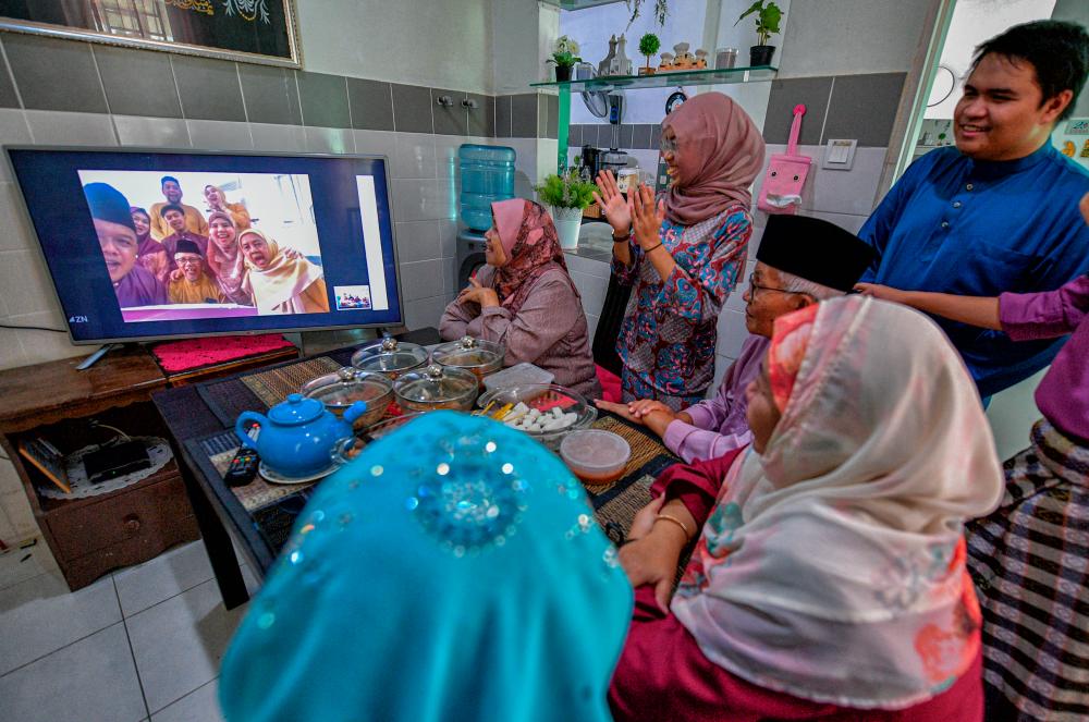 The family of Dayang Hadijah Abang Bohari ,72, (seated left) in a Zoom conversation with her sister Dayang Zairah at their home in Taman Sumber Alam Sanctuary, Kuching, on May 24, 2020. — Bernama