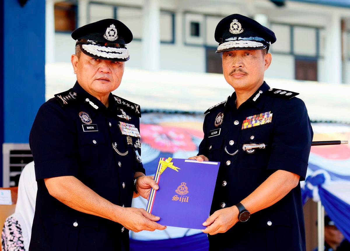 Sarawak Police Commissioner Datuk Mancha Ata presents a certificate of appreciation to Kuching District Police Chief ACP Alexson Naga Chabu (right) during the Sarawak Police monthly assembly at the Parade Ground of the Sarawak Police Contingent Headquarters (IPK) today. - BERNAMA