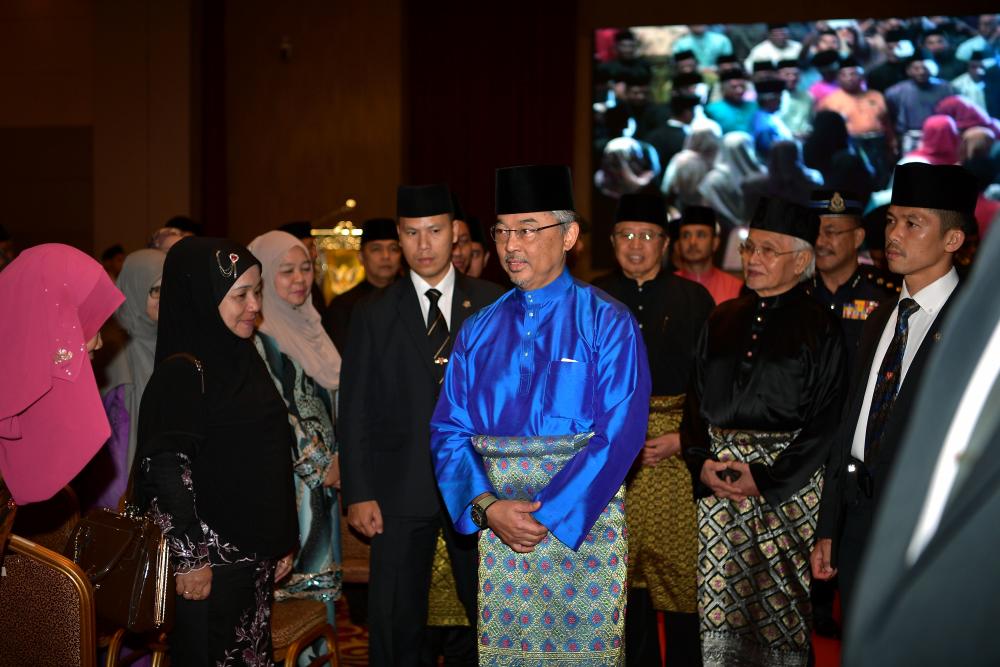Yang di-Pertuan Agong Al-Sultan Abdullah Ri’ayatuddin Al-Mustafa Billah Shah is leaves for a briefing by the Sarawak Islamic Council at the Sarawak Islamic Complex, on April 26, 2019. — Bernama