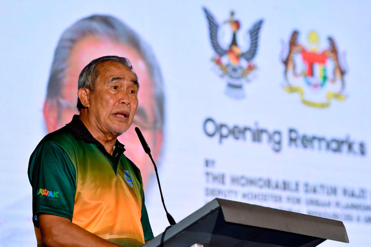 Timbalan Menteri Perancangan Bandar, Pentadbiran Tanah dan Alam Sekitar Sarawak Datuk Len Talif Salleh berucap pada Majlis Makan Malam sempena Lawatan Penilaian Sarawak Delta Geopark oleh Penilai UNESCO di Waterfront Hotel semalam - BERNAMA