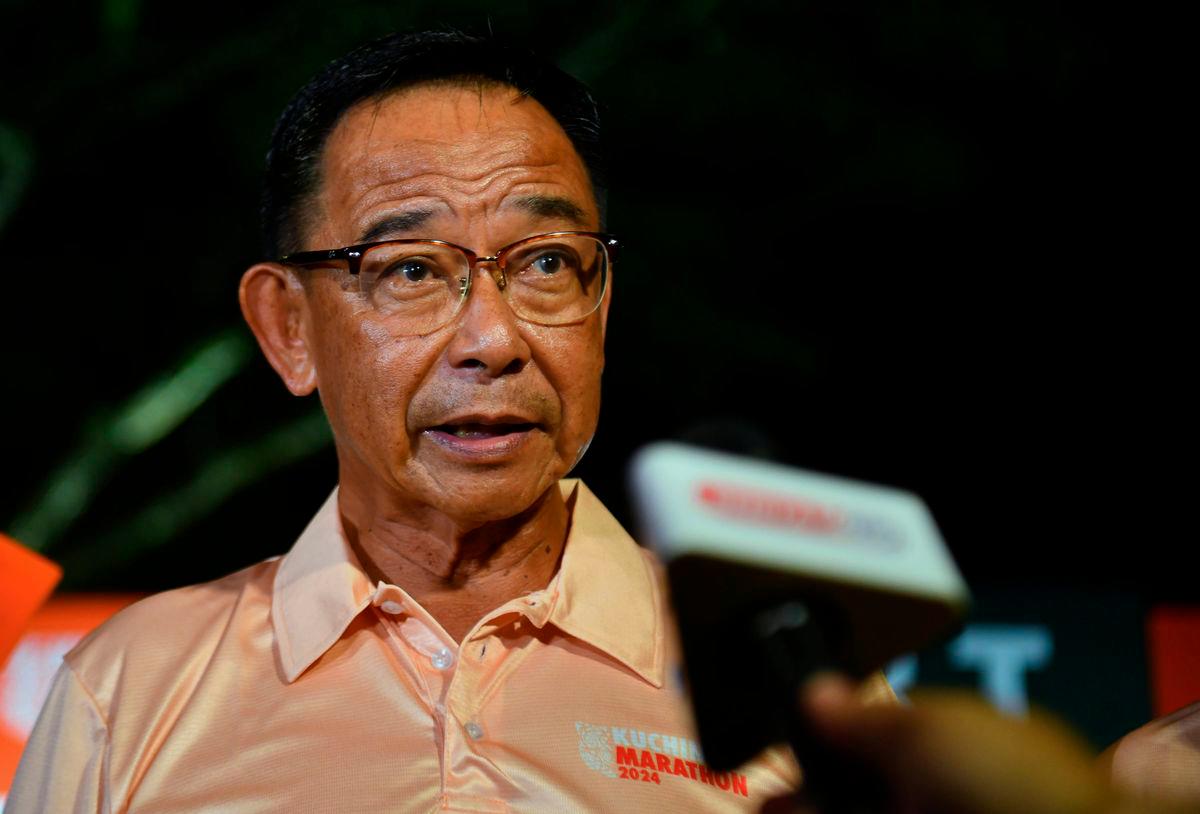 Menteri Belia, Sukan dan Pembangunan Usahawan Sarawak, Datuk Seri Abdul Karim Rahman Hamzah - fotoBERNAMA
