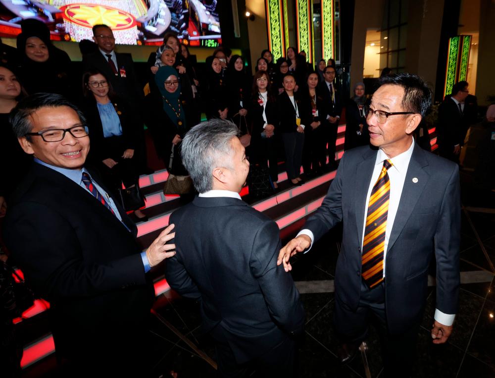 Menteri Pelancongan Industri Kreatif dan Seni Persembahan Sarawak Datuk Seri Abdul Karim Rahman Hamzah beramah mesra dengan petugas kementerian pada persidangan Mesyuarat Kedua bagi Penggal Kedua Dewan Undangan Negeri Sarawak ke-19, yang memasuki hari ketujuh hari ini/BERNAMAPix