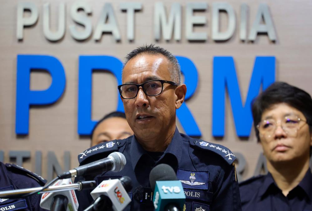 KUCHING, 4 Sept -- Pesuruhjaya Polis Sarawak Datuk Mohd Azman Ahmad Sapri pada sidang media berhubung operasi sempena Kembara Kenali Borneo Agong di Ibu Pejabat Kontinjen Polis Sarawak, hari ini. fotoBERNAMA