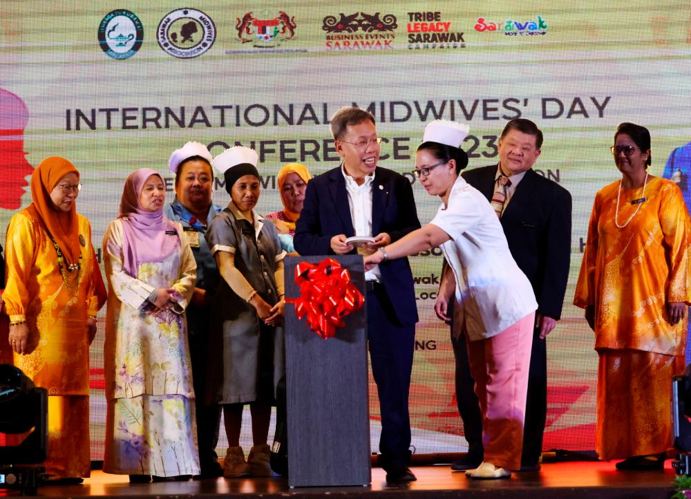 KUCHING, May 5 -- Sarawak Deputy Premier Datuk Seri Dr Sim Kui Hian (fourth, right) officiated the “International Midwive’s Day Conference 2023” today. BERNAMAPIX