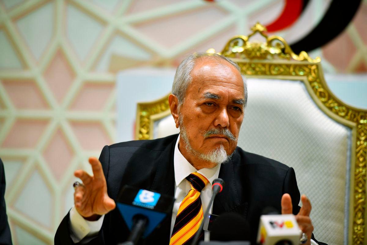Speaker Dewan Undangan Negeri Sarawak, Tan Sri Mohamad Asfia Awang Nasar pada sidang media berhubung Mesyuarat Khas Persidangan DUN Sarawak di Ibu Pejabat Parti Pesaka Bumiputera Bersatu (PBB) Sarawak, hari ini- BERNAMA