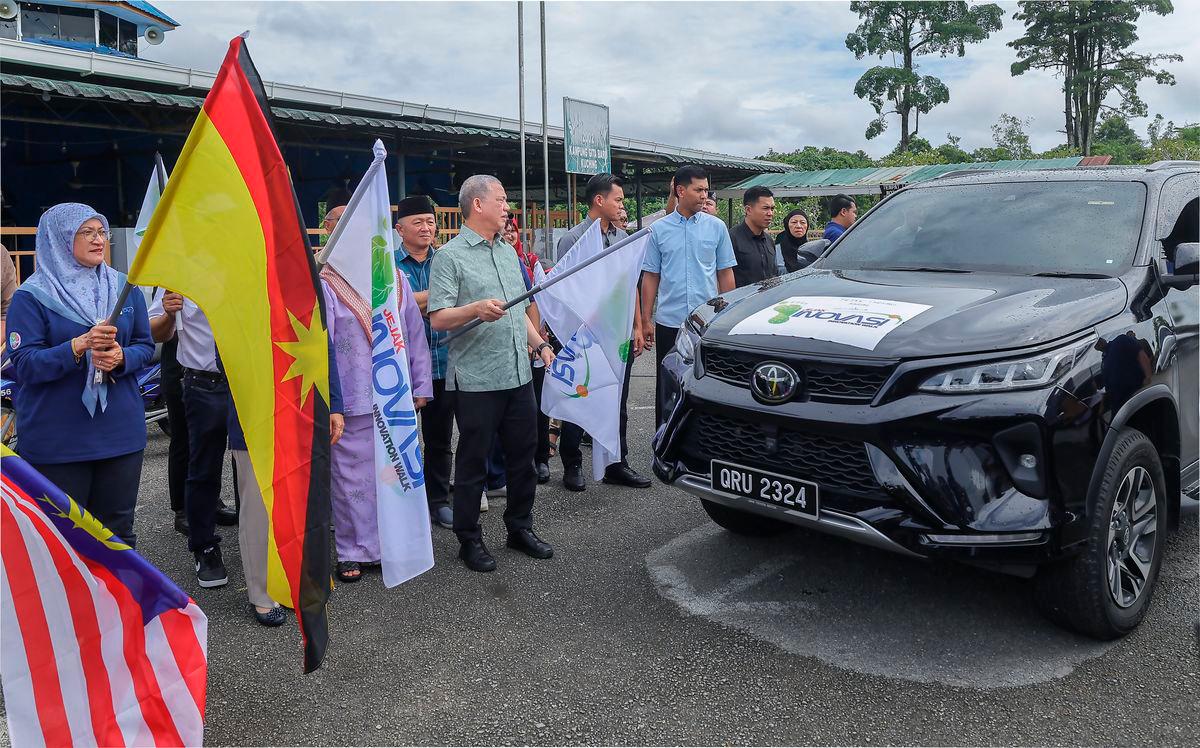 Timbalan Perdana Menteri Datuk Seri Fadillah Yusof melepaskan peserta konvoi sempena Program Jejak Inovasi Sosial Zon Sarawak anjuran Yayasan Inovasi Malaysia (YIM) di Kampung Gita Baru dekat sini, hari ini. Turut hadir Ketua Pegawai Eksekutif YIM Dr Sharmila Mohamed Salleh (kiri) - fotoBERNAMA