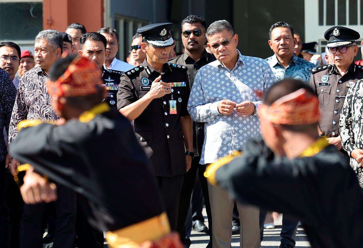 Menteri Dalam Negeri Datuk Seri Saifuddin Nasution Ismail melihat persembahan silat pada perasmian Kompleks Songket Sri Kenyalang Penjara Puncak Borneo dekat sini, hari ini. - BERNAMA
