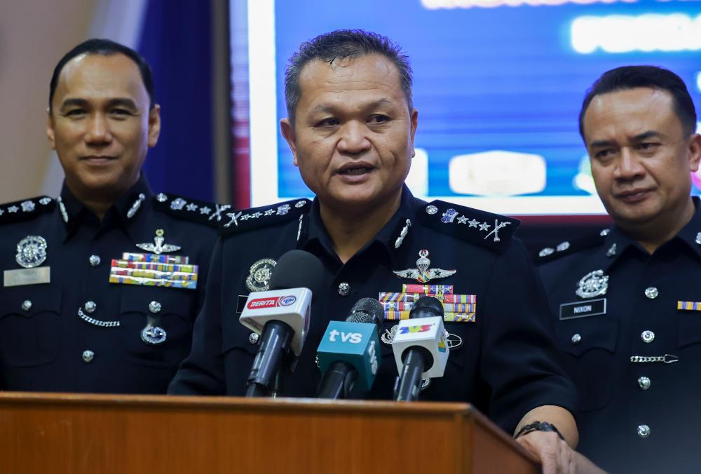 Pesuruhjaya Polis Sarawak, Datuk Mancha Ata (tengah) - fotoBERNAMA