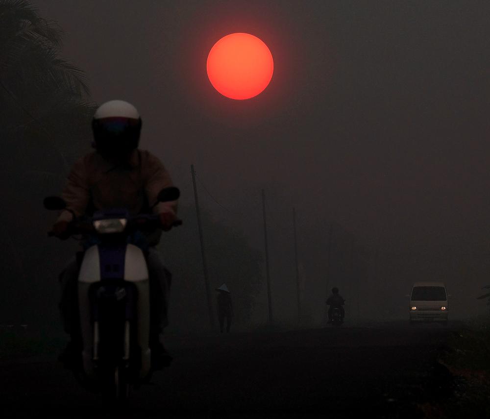 The sun appeared to be reddish due to haze in Jalan Sri Aman - Lingga recorded at 7am on 18 Sept. — Bernama