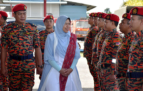 Minister Zuraida Kamaruddin (center), during a visit to the Sungai Merah Fire and Rescue Department station at Kuching today.